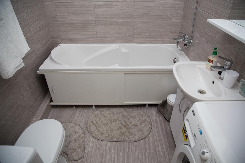 Flat2Let Appartement Boryspilʼ Buitenkant foto